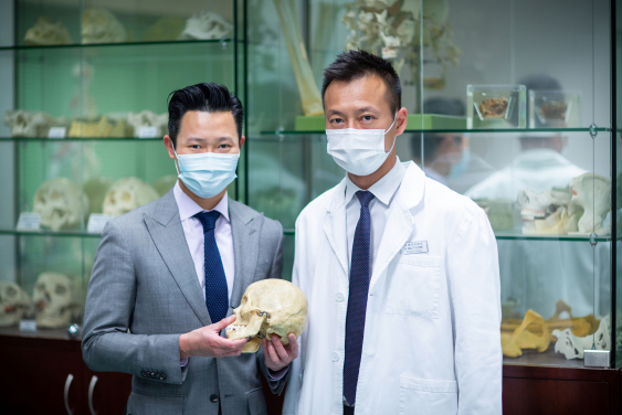 香港大學牙醫學院口腔頜面外科臨床助理教授李廸信醫生(左)和臨床副教授梁耀殷醫生